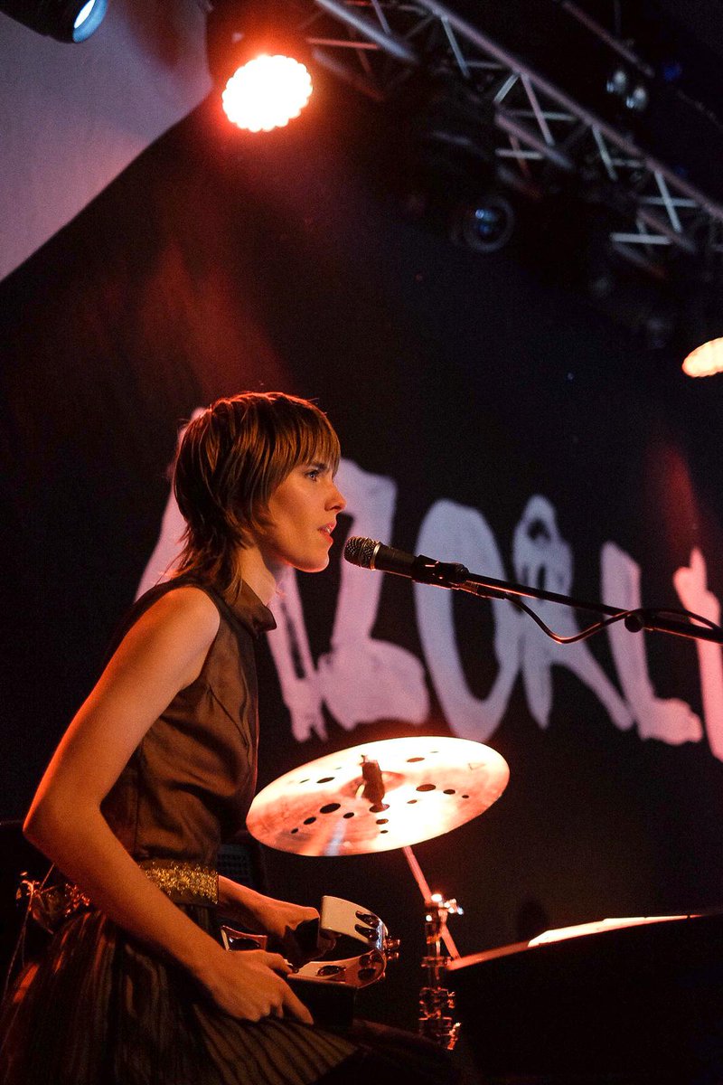 #fbf to real life™ w/ <a href="/Razorlight/">Razorlight</a> a year ago 🖤💔🖤 I’m getting antsy! 🐜🐜🐜 When’s soundcheck...? My website (link in bio) contains a current festival schedule for 2021 if you’d like to peruse - here’s hoping some of these gigs happen as planned 🤞🏻 Photo by @timabbeyy