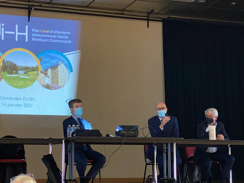 Jean-Marc Giraud, sous-préfet de Montluçon, a ouvert avec Frédéric Laporte, président de Montluçon Communauté, une réunion de formation sur le PLUI-H à destination des maires de l'agglomération, avec la directrice départementale des territoires et ses services.