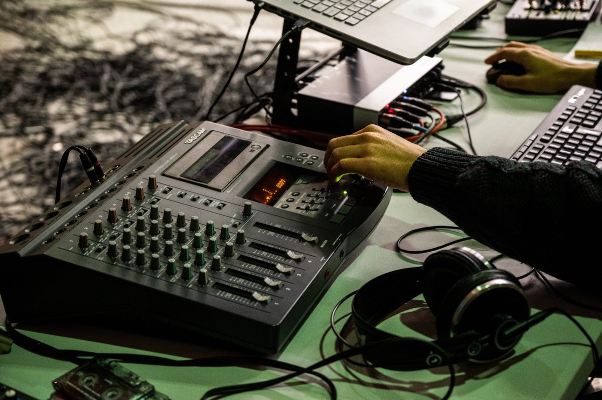 BSC_CNS's tweet image. 🎤 Estamos de grabación! 
Daniel Moreno grabando el álbum MySpace Dragon Hoard (Lost www music) hecho con fragmentos de los archivos recuperados de MySpace, el sonido de la batería de Andi Stecher en la capilla que alberga MareNostrum y el sonido del supercomputador
@LaCapellaBCN