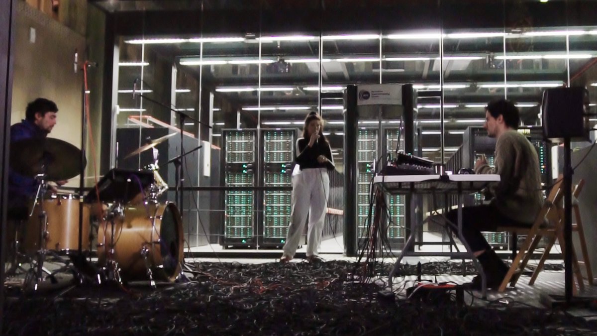 BSC_CNS's tweet image. 🎤 Estamos de grabación! 
Daniel Moreno grabando el álbum MySpace Dragon Hoard (Lost www music) hecho con fragmentos de los archivos recuperados de MySpace, el sonido de la batería de Andi Stecher en la capilla que alberga MareNostrum y el sonido del supercomputador
@LaCapellaBCN