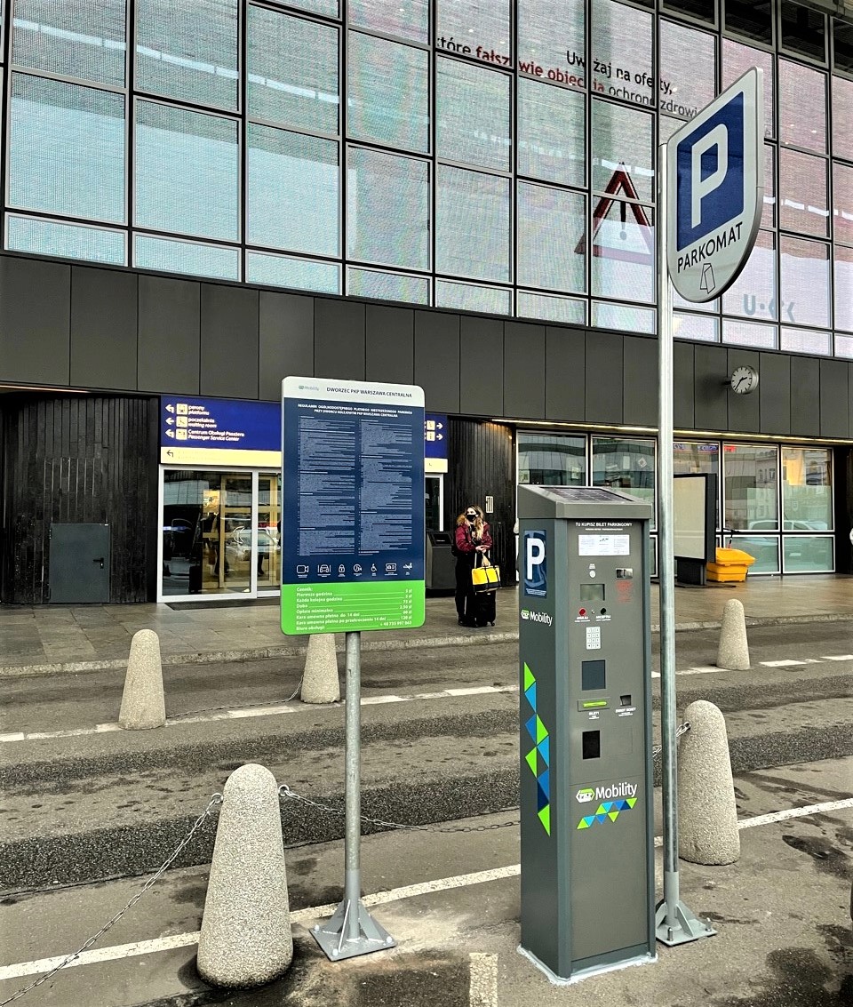 PKP_SA's tweet photo. #PKP S.A. wdraża kolejne usługi dodatkowe dla klientów kolei. W ramach #PKPMobility w ubiegłym roku wprowadzono ujednolicony standard zarządzania obszarami płatnego parkowania przy #dworcach.🚉 https://t.co/JJUkgMV5lA