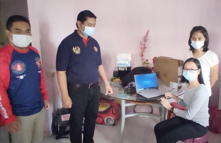 beliamuar's tweet photo. Menyampaikan komputer riba kurniaan DYAM @HRHJohorII kepada anak-anak Muar 
Menjunjung setinggi-tinggi kasih TMJ 
@MBNJ2014 https://t.co/sw1aRRLNaQ