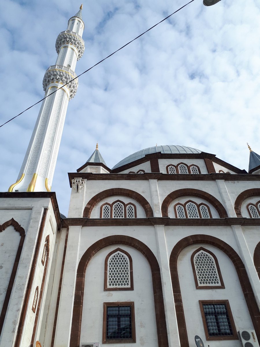 Savas61_TS's tweet photo. #COVID19 geldiğinden beri camî içinde 2 defa namaz kıldım. Diğerleri hep camî dışında.
Hafta boyu yağmur yağıyor, cuma günü  açıyor.🙏
#Allah bize acıyor ve dahi kolluyor #coronavirus bulaşmasın diye🤲😔

#hayirlicumalar #Maske #allahvarallah #MaskeniTakMesafeniKoru https://t.co/90fPbjEput