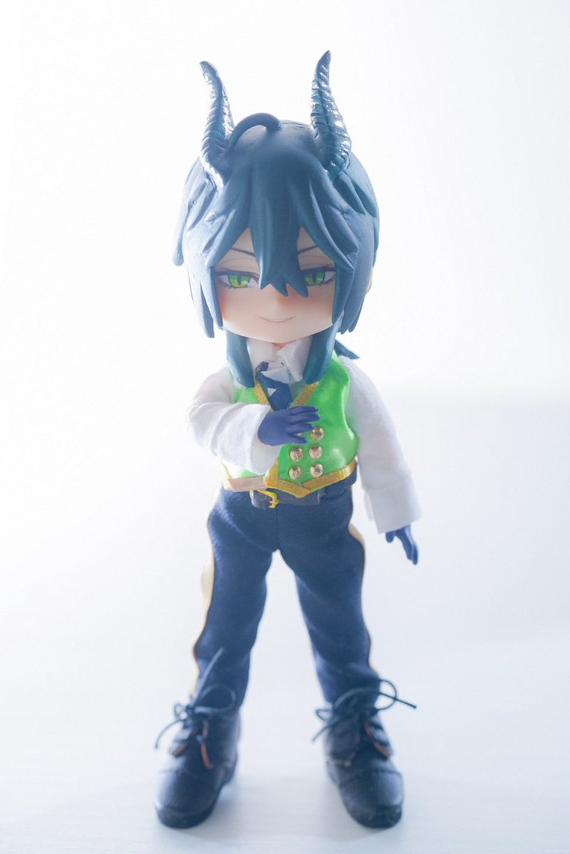 ツイステ 僕を呼んだか マレウス ドラコニアさまをお呼びしました 若様 ヨッシーのイラスト