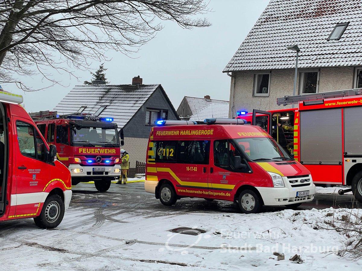 FwBadHarzburg's tweet photo. In #Harlingerode brannte eben eine Gartenhütte in der #GöttingeröderStr. Trotz der schnell eingeleiteten #Brandbekämpfung der örtlich zuständigen Ortsfeuerwehr, mit Unterstützung des Löschzugs #BadHarzburg, konnte ein Totalschaden nicht verhindert werden. #FwBH https://t.co/S8LMPhLko1