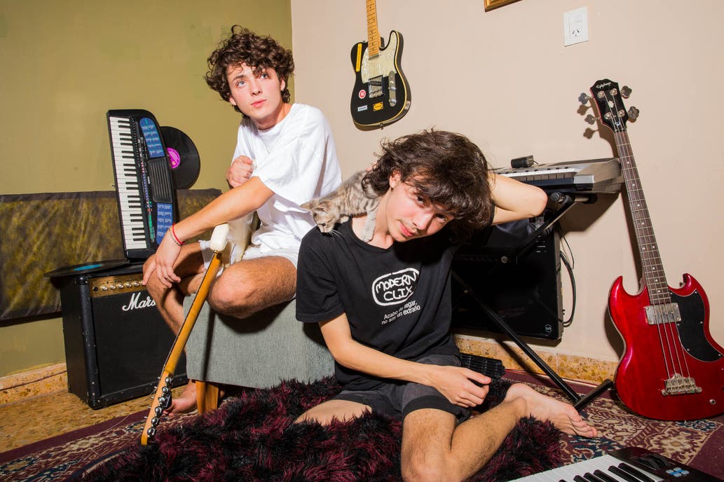 "Nos encerramos siete meses en mi pieza e hicimos 16 canciones, y encontramos una conexión increíble entre todas que nos hizo flashear”, dice Valentín Castro. Conocé a <a href="/AValejovalentin/">ALEJO Y VALENTIN</a>, el dúo que integra con Alejo Llanes. #ArtistasParaVer bit.ly/3ifjmyV