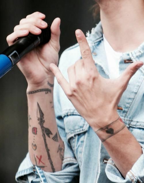 Louis Tomlinsons hands/armsa thread: