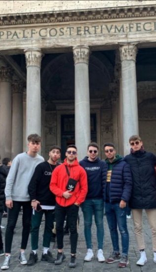emiliopm98's tweet photo. Simplemente daros las gracias a cada uno de vosotros por hacer de estos cuatro años una experiencia inolvidable y por llevarme conmigo a los mejores amigos q se pueda tener.
#ContenidosBReto7 https://t.co/xV8rSgUENN