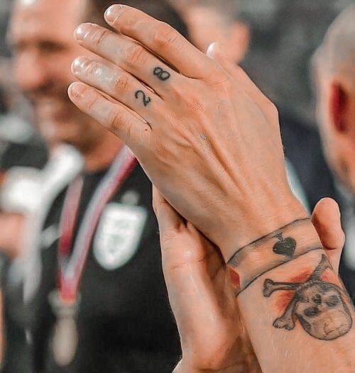 Louis Tomlinsons hands/armsa thread:
