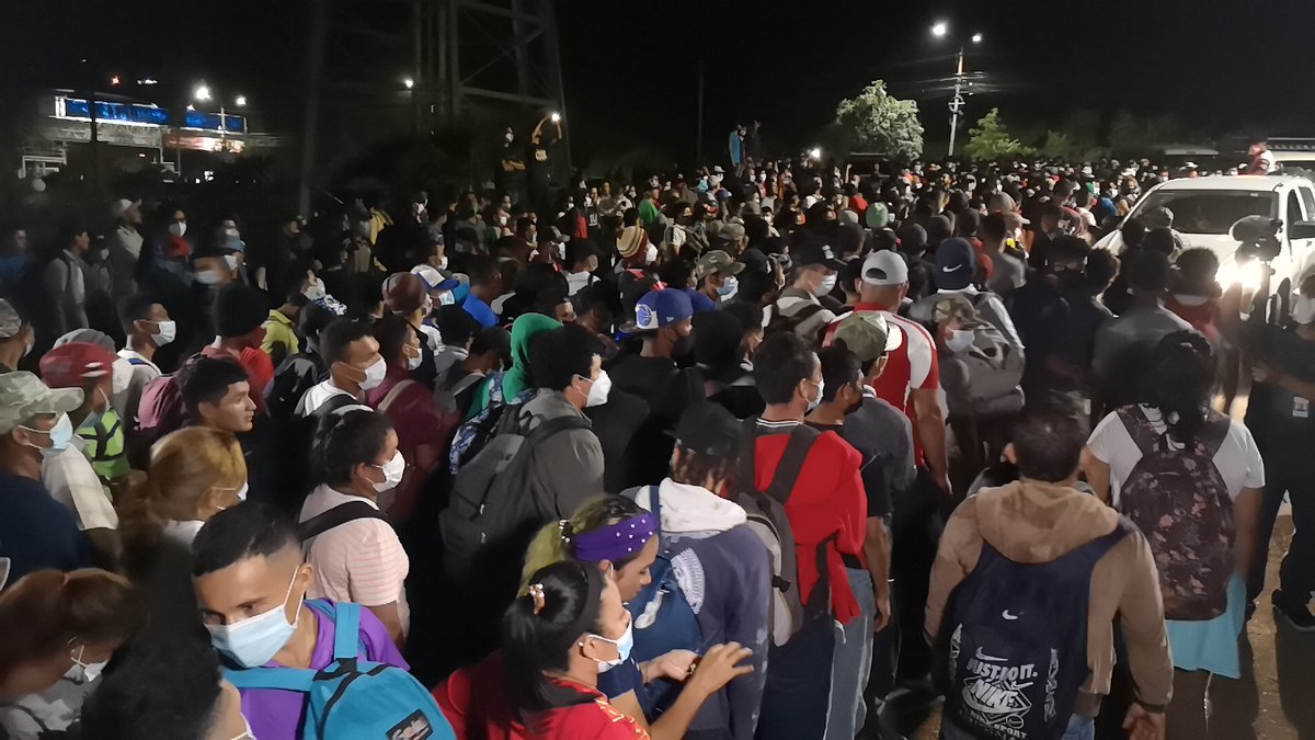 efacusse's tweet photo. NO ES MIGRACIÓN. ES EXODO.
De un país secuestrado por egoístas q no desean dar participación económica ni política a nadie más. 
4 años después de una catástrofe electoral y aún sin nueva ley electoral. No hay ley, no hay estado de derecho, no hay inversión y no hay empleos. https://t.co/sSpwWu8cmQ