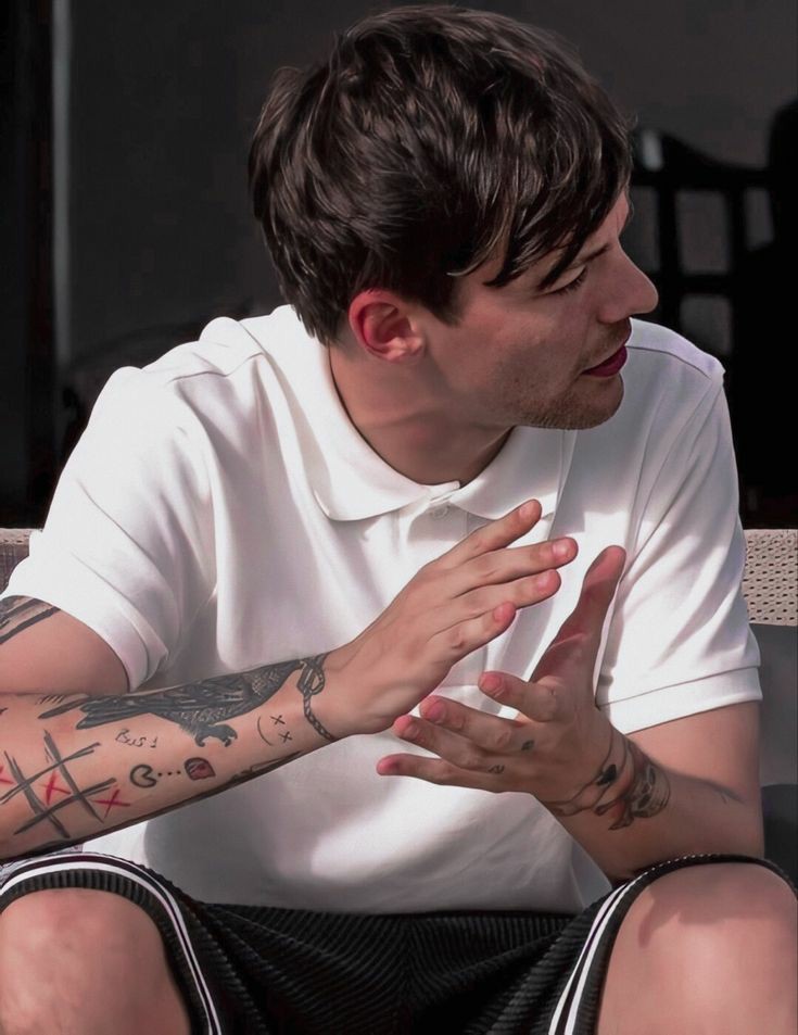 Louis Tomlinsons hands/armsa thread: