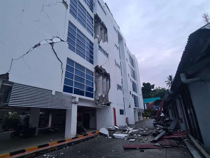 SkyAlertMx's tweet photo. Actualización #TerremotoIndonesia🇮🇩
Magnitud 6.2 a con foco a 18 km de profundidad (superficial); sismo precursor 12 horas antes de magnitud 5.7.

•35 decesos.
•600+ lesionados.
•300+ estructuras colapsadas o con daños severos. https://t.co/VOwdPHrrJm
