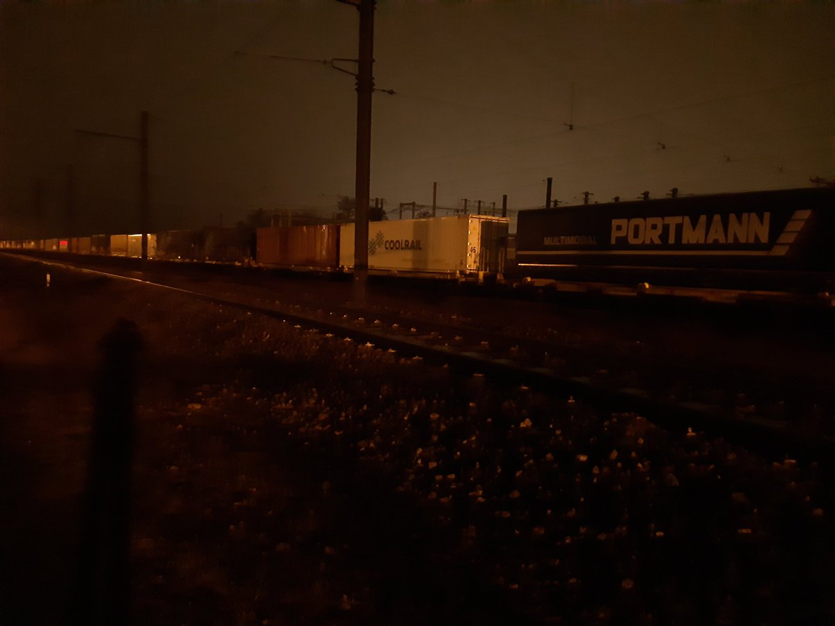 PompierDuRail's tweet photo. Ce matin j'ai assuré un train @DB_Cargo #Automed Forbach-Cerbere de Perrigny à Portes. A noter, 2 conteneurs réfrigérés du service #CoolRail by Transfesa Logistics. Également présent des conteneurs réfrigérés Unit45 pour Tesco. 23 wagons, 648m, 1393 tonnes. @Euro_Cargo_Rail 1/ https://t.co/NkFVTNTdHC