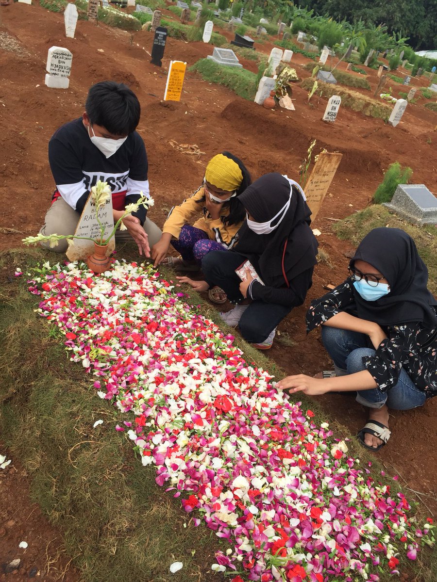 Awiajah75's tweet photo. Ziarah ke makam mbah uti lanjuut ke makam mama yuli https://t.co/OOhWj5ZEqe