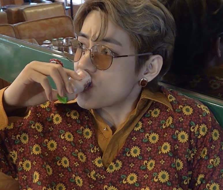 AnnikaCruz's tweet photo. Remember wheb taehyung did this?😃😃😃🤣🤣🤣🤣 https://t.co/U4czvRdLZD