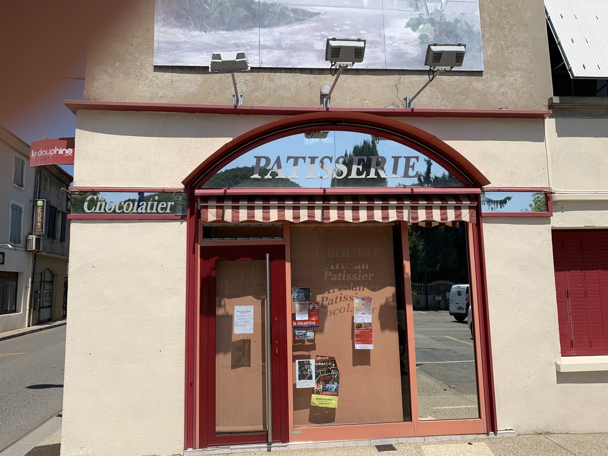 _Alpha_Com's tweet photo. #réalisation_alpha : impression et pose d'une nouvelle enseigne pour la Maison Bouvat (pâtisserie-boulangerie) à Village Andance
. Elle est accompagnée d'un panneau (sur la gauche) et d'un adhésif sur la vitrine.
Photos avant/après : https://t.co/oPKcv0m8t0