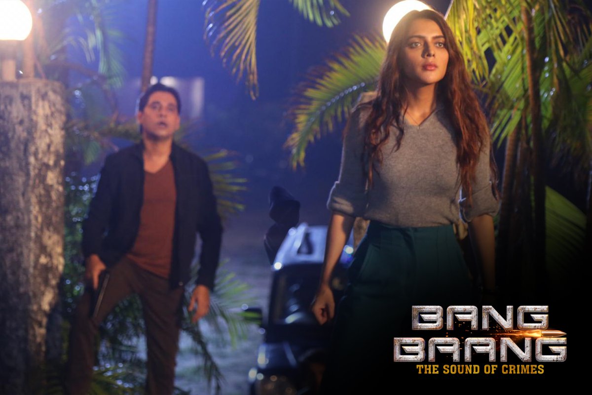 Free5onZee5's tweet photo. Hoodie mein chupa hai mystery killer. Swipe Left to help #HateMates Raghu and Meera find him. Comment or share a screenshot once you locate him.  #BangBaang Premieres 25th Jan on #ZEE5Club. 

Link: https://t.co/KP1ht6EE1A https://t.co/hACP8VD7xs
