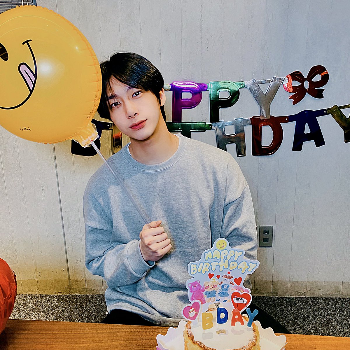OfficialMONSTAX's tweet photo. Happy happy Birthday😆 #형원 https://t.co/HKgMNIuNpH