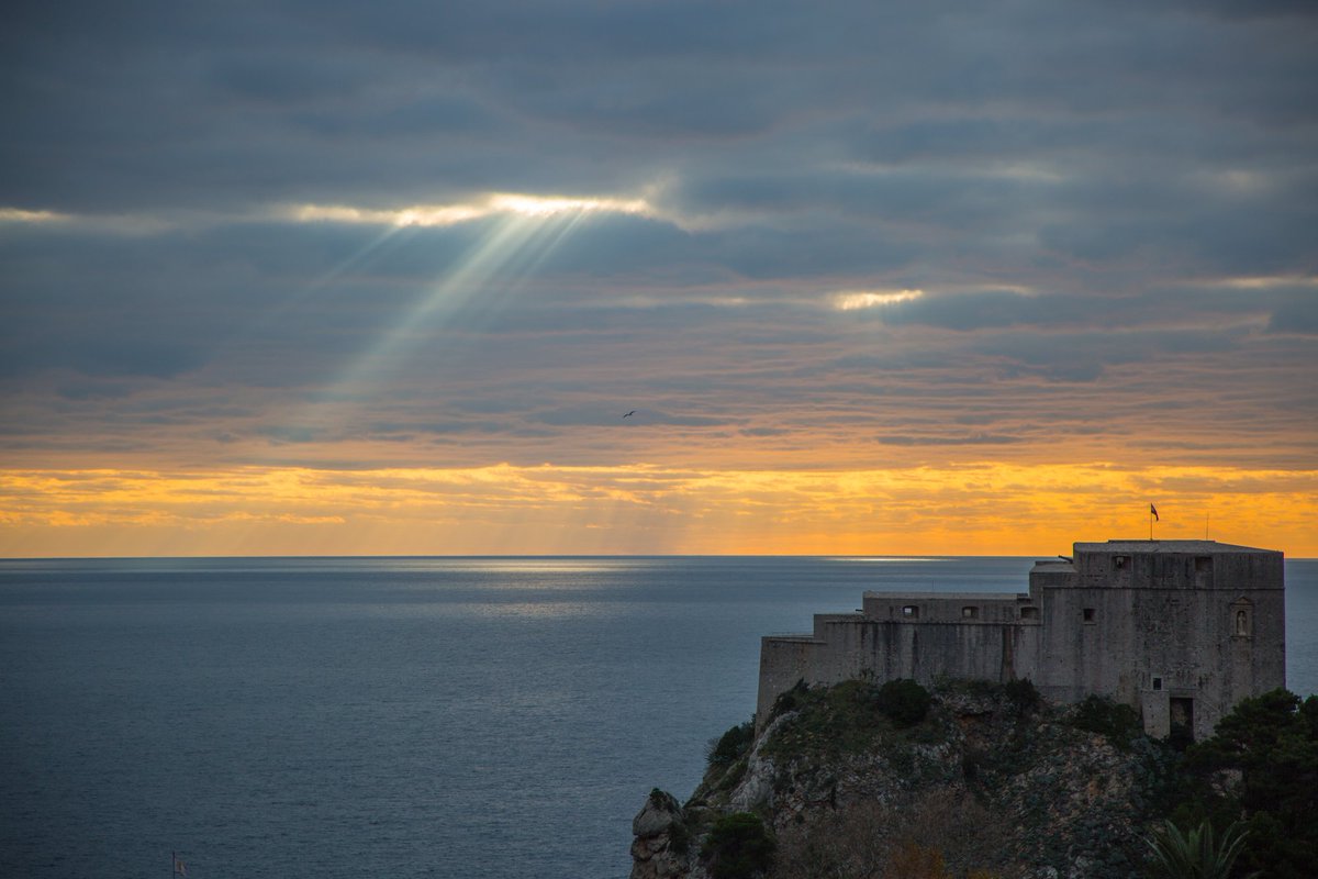 Polar front to bring freezing temperatures to Dubrovnik this weekend.
Ho ho ho winter is coming.
📸 Canon5d MarkIII
dubrovnik-tourist-guides.com/about-me/
#dubrovnik #travel #sunset #winter #adriatic #hrvatska #croatia #canon #ig_europe #europe #blogger #picoftheday #tourguide #tourism