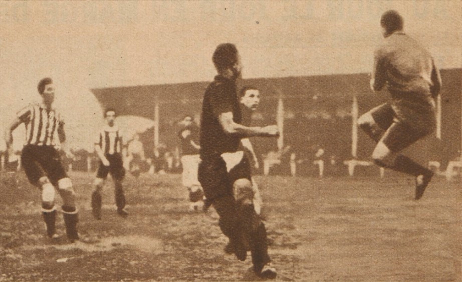 Lors de la saison 1932/1933, les monégasques terminent champions de la ligue du Sud-Est, et accèdent, par voie de conséquence, à la Division 2.L’ASM est alors rempli d’ambitions, et rate de peu la montée en D1, lors de sa première saison à ce niveau.