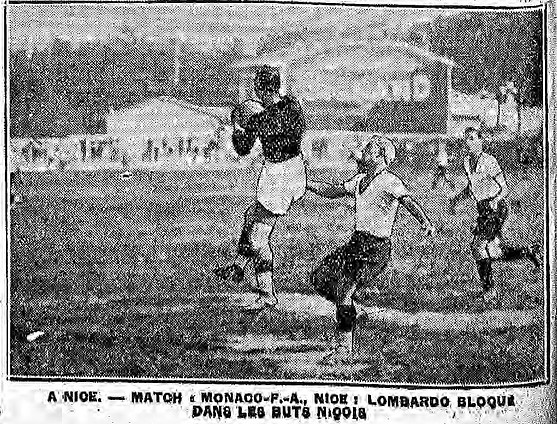 Lors de la saison 1932/1933, les monégasques terminent champions de la ligue du Sud-Est, et accèdent, par voie de conséquence, à la Division 2.L’ASM est alors rempli d’ambitions, et rate de peu la montée en D1, lors de sa première saison à ce niveau.