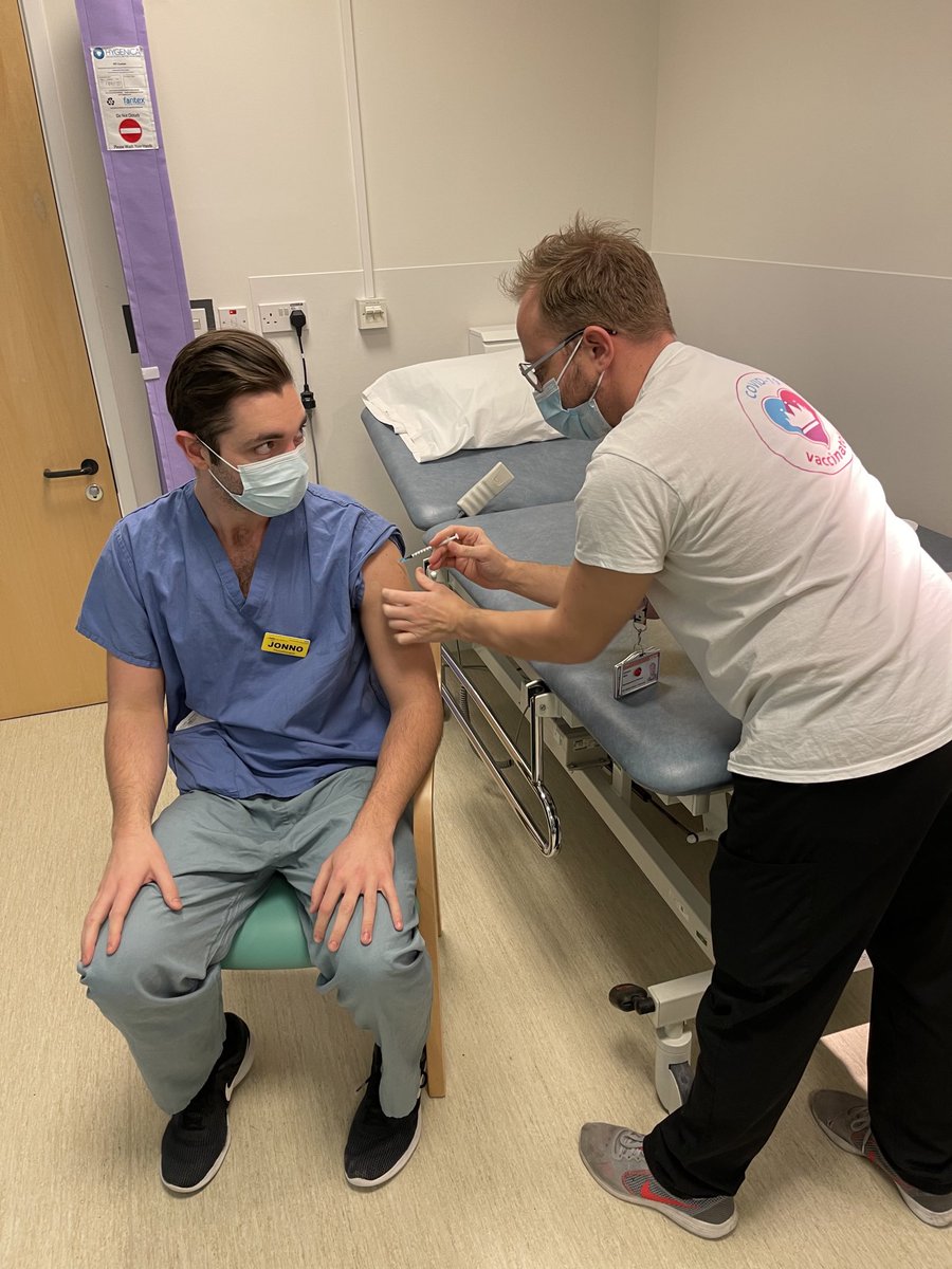 We're delighted to have reached 10,000 vaccinations at UCLH. A huge milestone for everyone involved. Jonathan Spreckley, a musculoskeletal physiotherapist redeployed to work with patients in our intensive care unit, recieved the vaccination administered by @ProfEdWild. #OneTeam