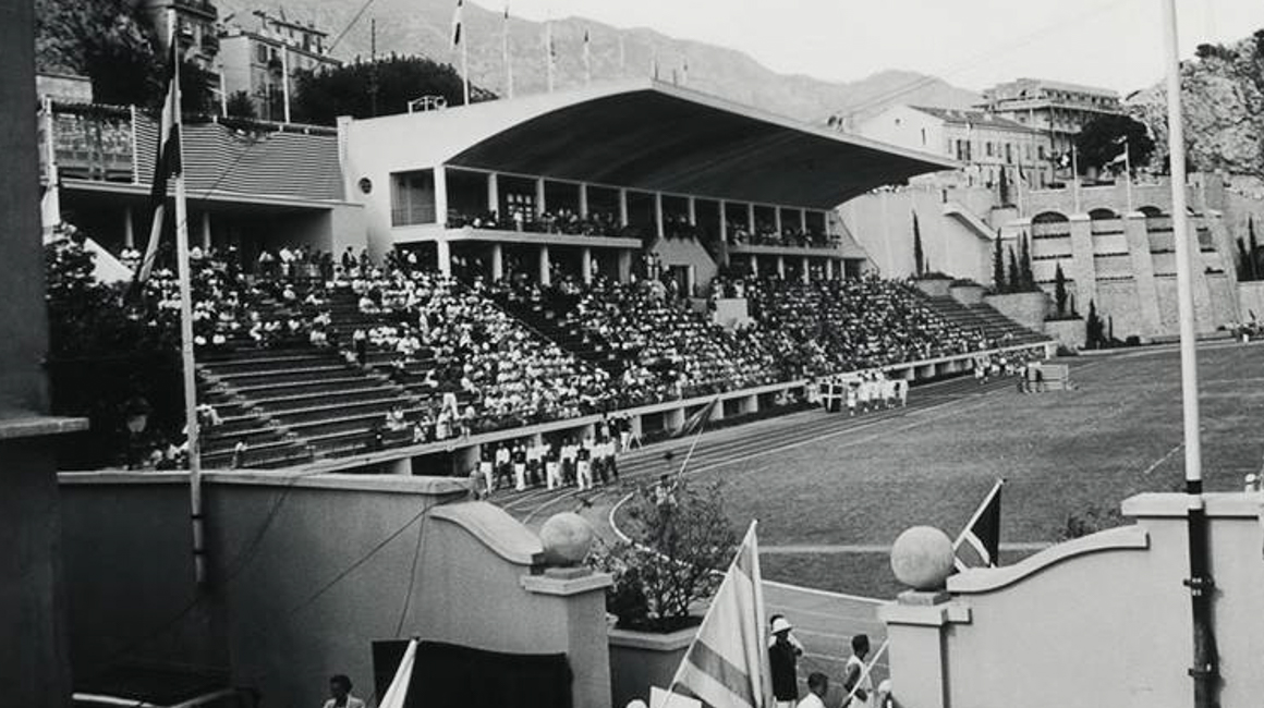 Cependant, le club devra renoncer au statut professionnel en raison de la non-conformité du stade des Moneghetti et d’un déficit financier.Le premier Stade Louis II sera alors inauguré quelques années plus tard, en 1939.