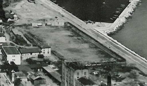 Cependant, le club devra renoncer au statut professionnel en raison de la non-conformité du stade des Moneghetti et d’un déficit financier.Le premier Stade Louis II sera alors inauguré quelques années plus tard, en 1939.