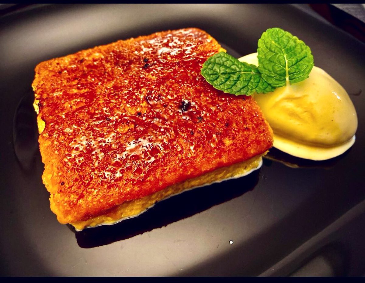 Torrija caramelizada con helado de vainilla🤤🤤
Aquí está el postre que os prometí.
Una torrija hecha con <a href="/SobaosJoselin/">Sobaos Joselín</a> infusionada 24 horas en leche, nata, ralladura de lima, limón y naranja, canela, clavo, vainilla y anís estrellado. 10/10 
by @carlettosfoods
#postres #dulces