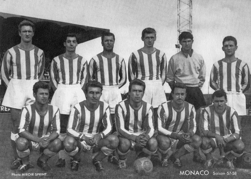 L’ASM fait alors ses débuts en première division lors de la saison 1953/1954, et se maintient aisément lors des premières années, parvenant même à se hisser à la troisième place du championnat en 1956 et 1958.