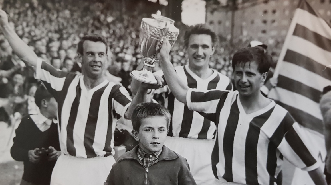 En 1960, porté par son capitaine Michel Hidalgo, le club va même décrocher son premier titre, avec une Coupe de France, grâce à une victoire face à l’AS Saint-Etienne en finale.