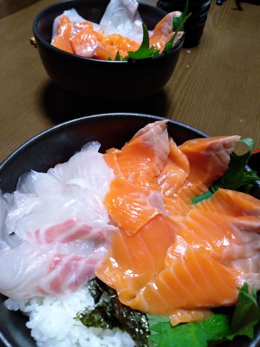 友人が海鮮丼と潮汁を作ってくれました 