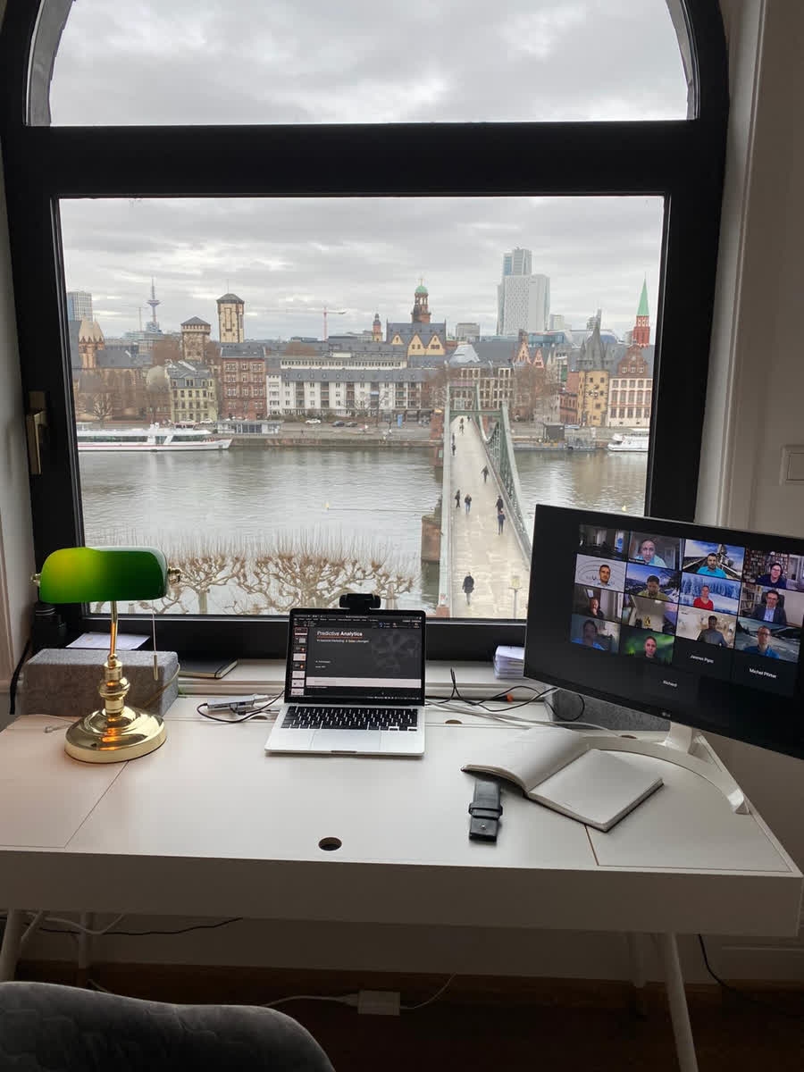 #BigData als eine „Big Chance" für den B2B-Vertrieb: Effektiver Einsatz von #PredictiveAnalytics im Sales.

Gestern hatte ich die großartige Gelegenheit am HSG-Intensivstudium „Verkaufsmanagement" (CAS) der Universität St.Gallen (HSG) als Dozent virtuell dabei zu sein. Der Fokus