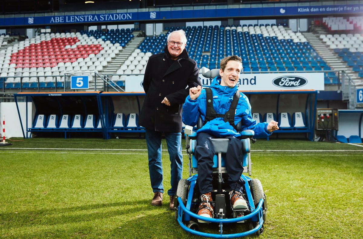 foppefonds's tweet photo. Foppe en Sam prachtig samen op de foto bij @SCHeerenveen voor Inspireer de wereld, een serie van @Omrin waarin markante noorderlingen hun inspiratie voor een mooie wereld delen.

Het hele interview lees je hier: https://t.co/j5xNyoG5R7 https://t.co/SdoIcLx7ej
