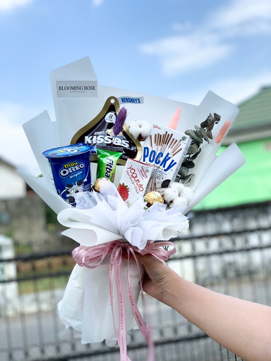 Snack Bouquet 🍫🍬🍭
IG : bloomingrose.id