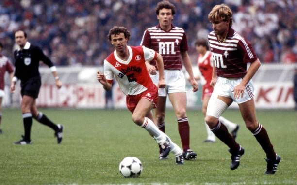 Par la suite, la saison 1983/1984 est certainement la plus frustrante de l’histoire du club, avec un titre enlevé par les Girondins de Bordeaux, champions de France du fait d’une meilleure différence de buts, ajouté à une défaite en finale de la Coupe de France face au FC Metz.