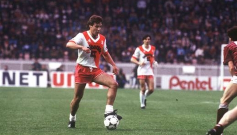 Par la suite, la saison 1983/1984 est certainement la plus frustrante de l’histoire du club, avec un titre enlevé par les Girondins de Bordeaux, champions de France du fait d’une meilleure différence de buts, ajouté à une défaite en finale de la Coupe de France face au FC Metz.