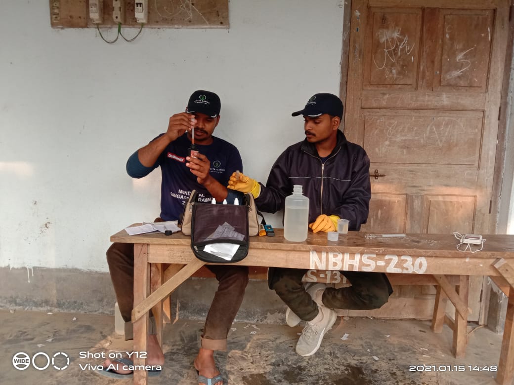 AtulyaGanga's tweet photo. पंचनंदपुर, मालदा में गंगा जल का परीक्षण हो रहा है।गंगा में फैले प्रदूषण की गहनता से जांच हो, इसके लिए हमारी जल जांच टीम गंगा के बीच धार से सैम्पल इकट्ठा कर उसकी जांच कर रही है।
#PollutionMapping
#मुण्डमाल_परिक्रमा https://t.co/FTCBe8y8x2
