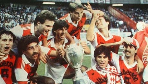 Pour autant, l’année suivante, les monégasques remporteront leur quatrième Coupe de France, en disposant du PSG en finale.En 1987, l’AS Monaco recrute Arsène Wenger pour entraîner l’équipe.