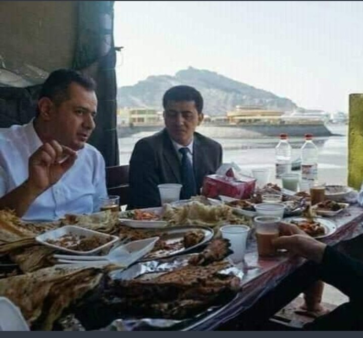 اصحاب ذاك الشق مارح يبنون دوله وهم مهووسين بالتصوير من اخذ  له منصب نصب الكاميرا قدامه وهات ياصور
حتى أسمائهم  تتحول من فلان بن فلان
الى فلان صورني 😁