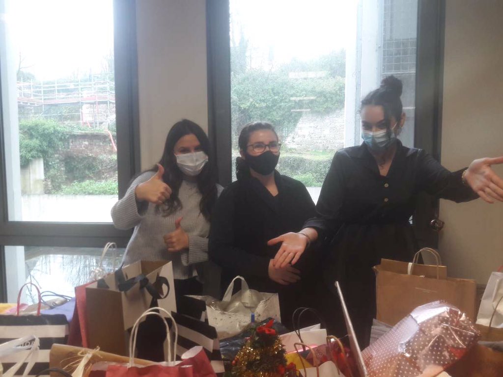 BTSCommJDARouen's tweet photo. Moment convivial pour le BTS Communication !

Ce jeudi 14 janvier, les élèves et leurs professeurs se sont réunis pour le Secret Santa, en respectant les gestes barrières. 🎁

L’occasion d’accueillir cette nouvelle année chaleureusement !

#BTSCOM #JDARouen #SecretSanta #2021 https://t.co/26oMXjGAjh