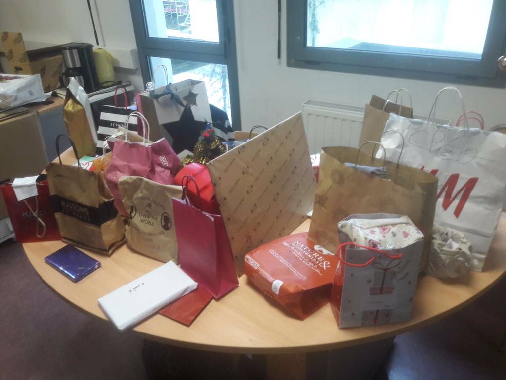 BTSCommJDARouen's tweet photo. Moment convivial pour le BTS Communication !

Ce jeudi 14 janvier, les élèves et leurs professeurs se sont réunis pour le Secret Santa, en respectant les gestes barrières. 🎁

L’occasion d’accueillir cette nouvelle année chaleureusement !

#BTSCOM #JDARouen #SecretSanta #2021 https://t.co/26oMXjGAjh