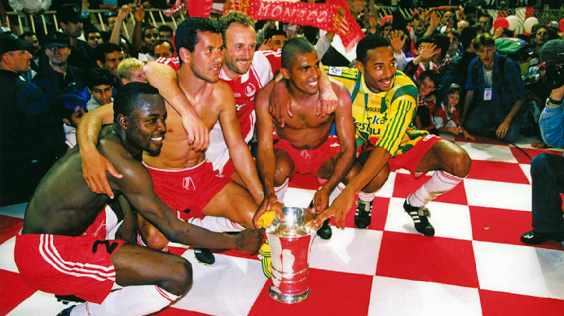 Par la suite, Wenger est remercié, et remplacé par le duo Ettori/Petit lors d’une saison de transition, avant que Tigana prenne les rênes de l’équipe en 1995.Portés par Sonny Anderson, les rouges et blancs finiront champions de France pour la deuxième année de Jean Tigana.
