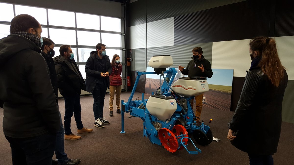 MonosemOfficiel's tweet photo. Nous avons reçu une équipe de @SumiAgroFrance hier dans notre Centre de Formation. Réglages et maintenance des microgranulateurs, diffuseurs, agronomie… Les échanges furent très constructifs !
#monograine  #protection #semences #fertilisation #microgranulés https://t.co/LQAXTtldBe