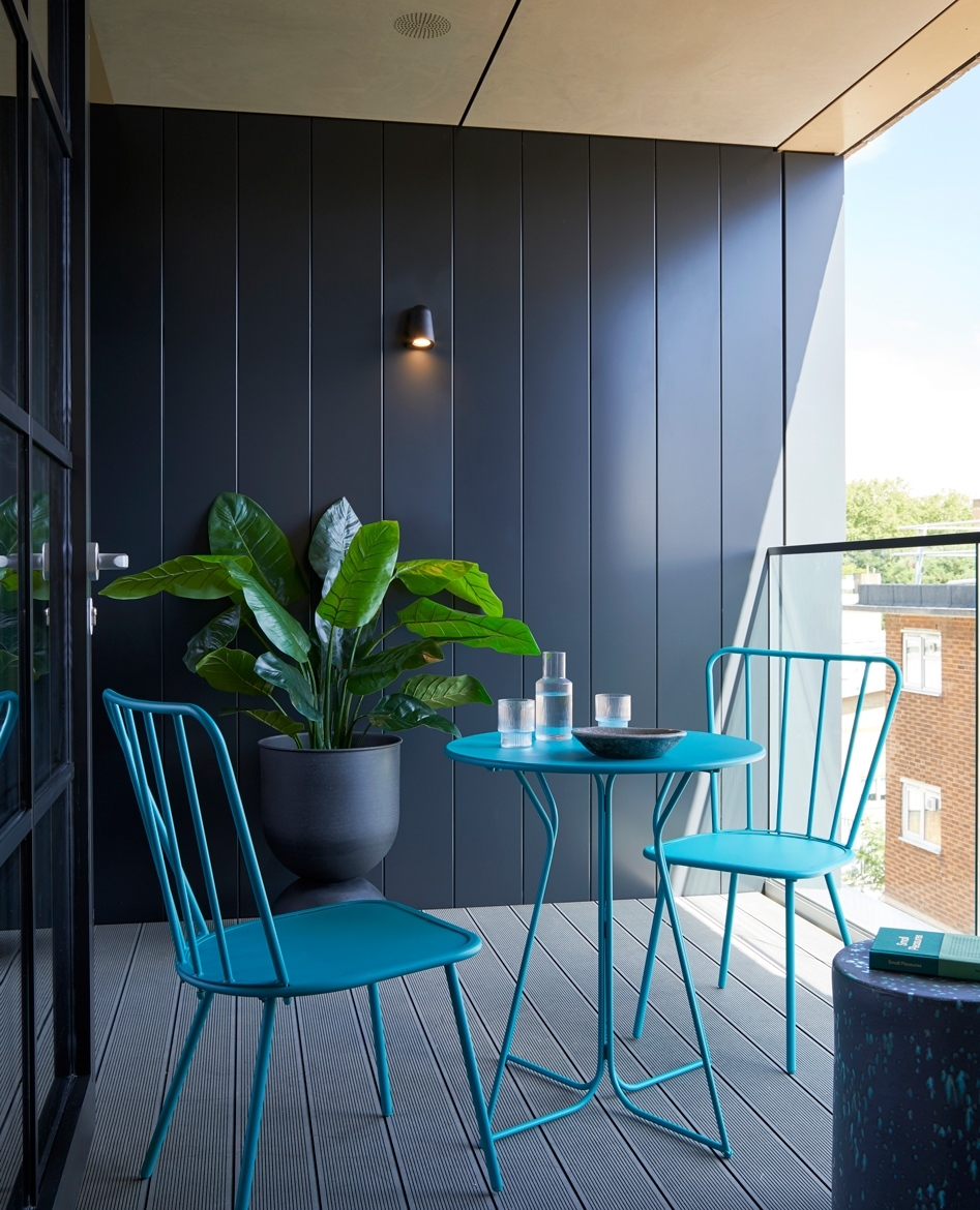 N1_EWR's tweet photo. Every EWR apartment comes with a private outside space; which is even more valuable for us to get our sunshine boosts during these gloomy January days ☀️ 

#newhomeshoxton #londondevelopment #artdecovibes #warehouseliving #crittalwindows  #dreamhome #architect #propertylondon https://t.co/Tz7r9Mw17G