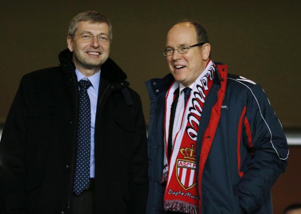 L’AS Monaco verra alors arriver l’actionnaire russe Dmitry Rybolovlev, qui injecte des millions d’euros dans le recrutement pour que l’équipe retrouve rapidement l’élite.Cela sera chose faite deux ans plus tard.