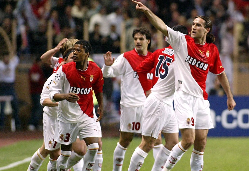 En effet, les rouges et blancs élimineront notamment le Real Madrid de Zidane et Ronaldo, avant une qualification face à Chelsea en demi-finale.Cependant, à la suite de cela, s’en suivra le déclin du club princier, rentrant dans le rang, avant d’être relégué en Ligue 2 en 2011.