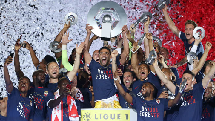 La saison 2016/2017 est ensuite magnifique.En effet, le club s’offre un huitième titre de champion de France, en devançant le PSG, qui dominait tout depuis plusieurs années.