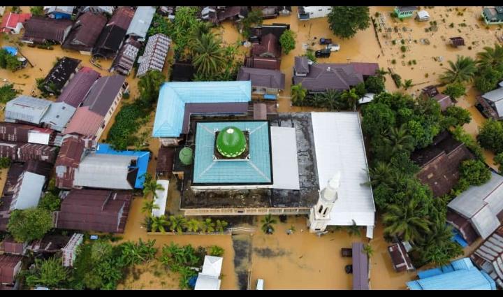 nicetomeetyou35's tweet photo. Saat gempa terjadi di Sulawesi Barat ramai media memberitakannya, sedangkan kami di Kalimantan Selatan sudah berhari hari terkana banjir sedalam 2m lebih hingga menenggelamkan rumah cuma sedikit media yang memberitakan. Kami juga perlu bantuan
#PrayforKalSel
#KalselJugaIndonesia https://t.co/JPl3etk9XP