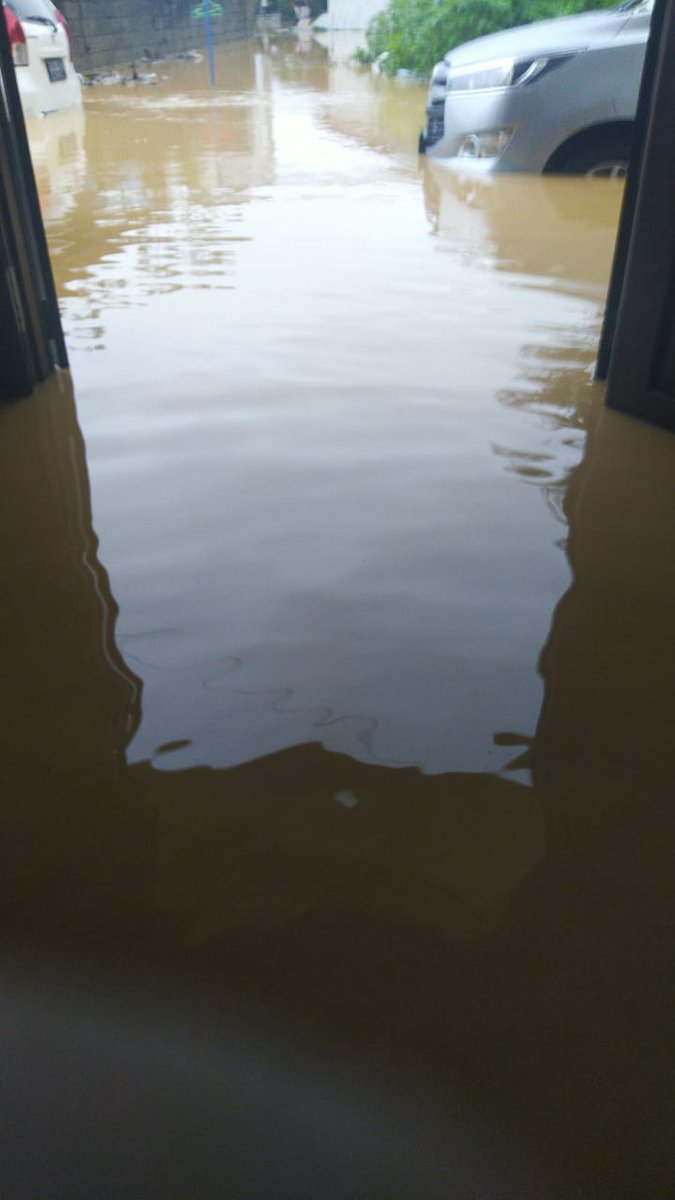 nicetomeetyou35's tweet photo. Saat gempa terjadi di Sulawesi Barat ramai media memberitakannya, sedangkan kami di Kalimantan Selatan sudah berhari hari terkana banjir sedalam 2m lebih hingga menenggelamkan rumah cuma sedikit media yang memberitakan. Kami juga perlu bantuan
#PrayforKalSel
#KalselJugaIndonesia https://t.co/JPl3etk9XP